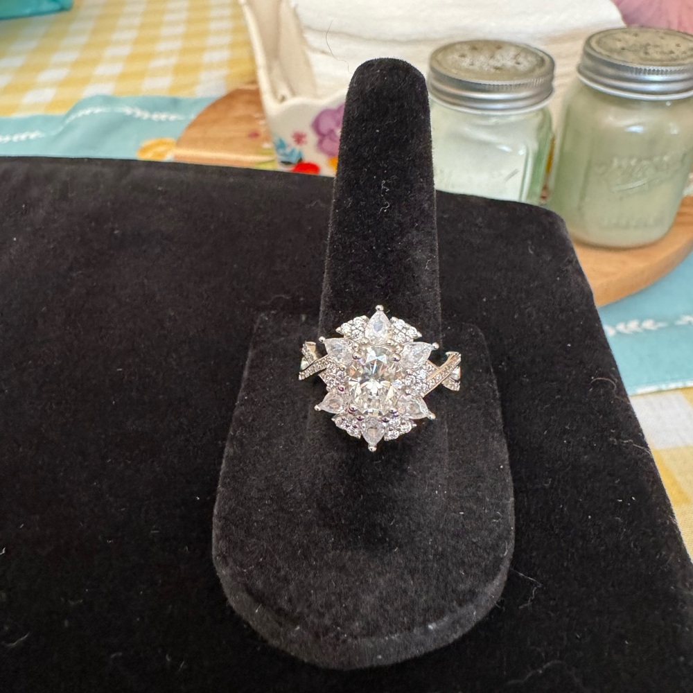 - 2 carat moissanite ring sz 7 NEW w/o/t